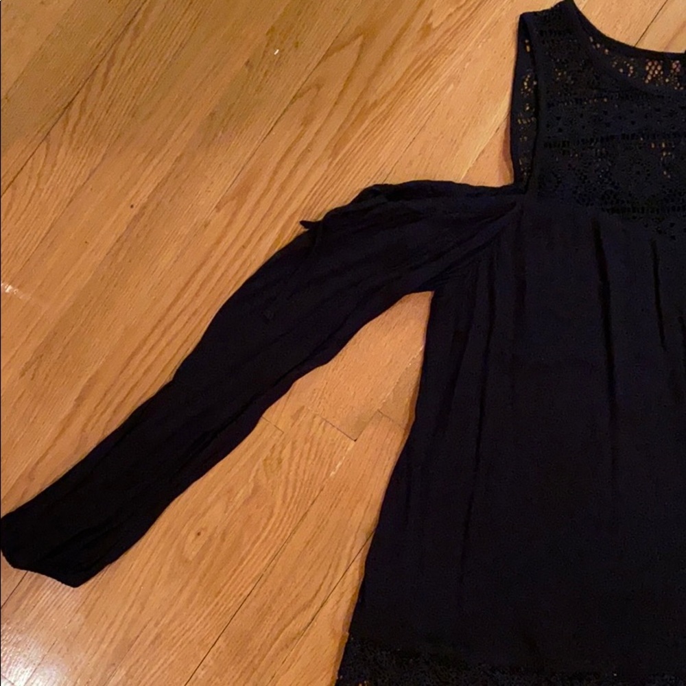 Express open shoulder top. - Picture 3 of 10